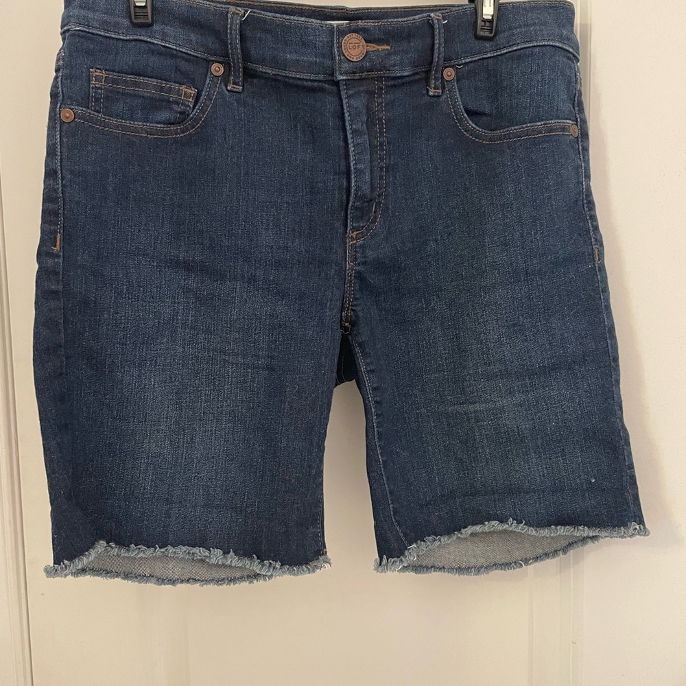 Ann Taylor LOFT. Jean shorts with fringe - like new - size 6 (28)